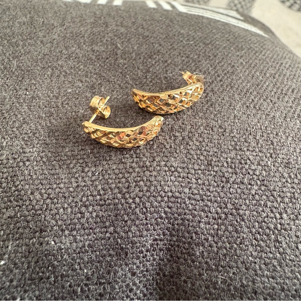 Chic 14k Gold Textured Earrings - Picture 3 of 12
